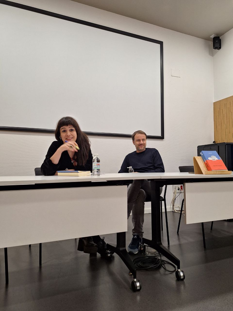 Arturo e Cristina respondendo preguntas