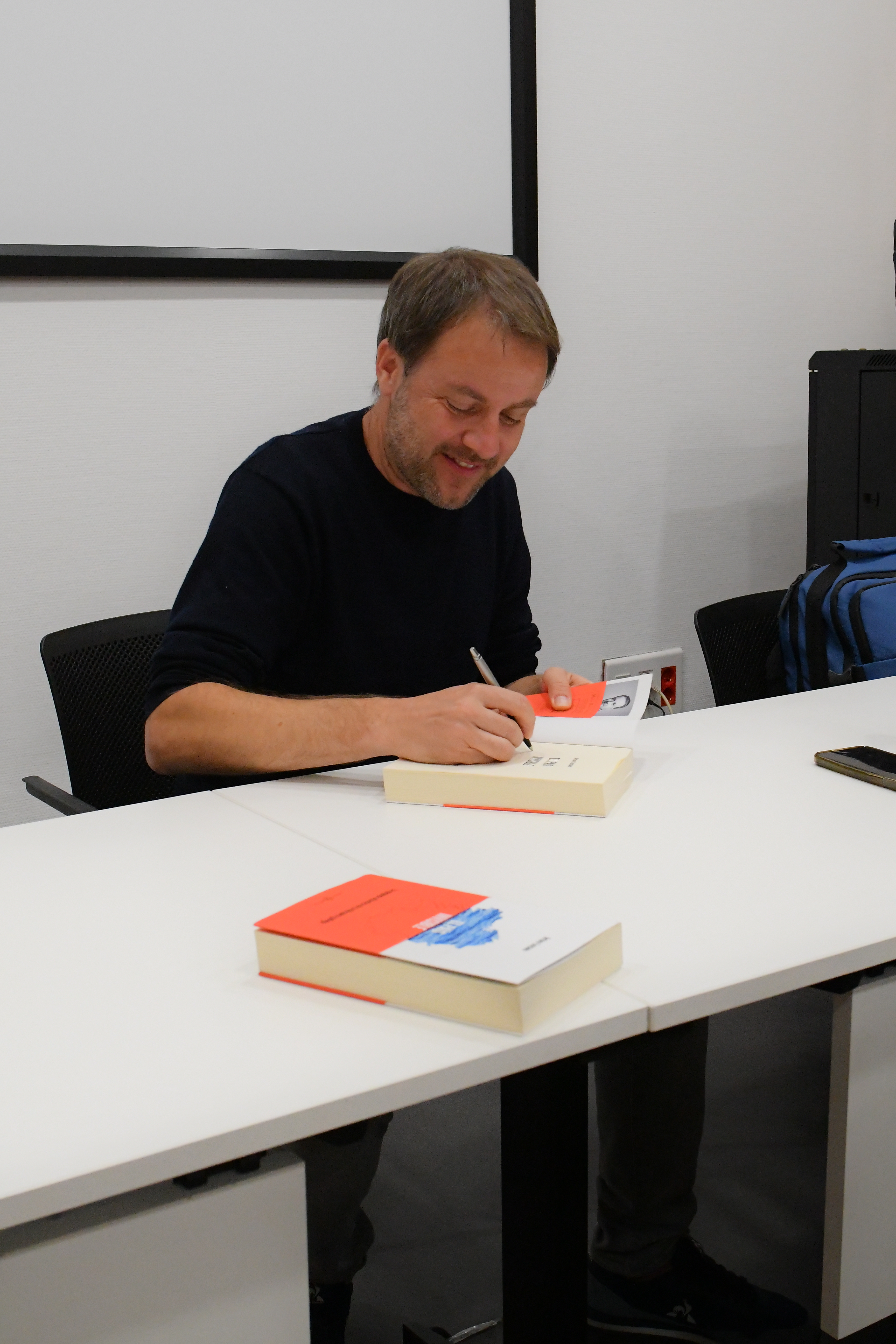 Arturo firmando libros