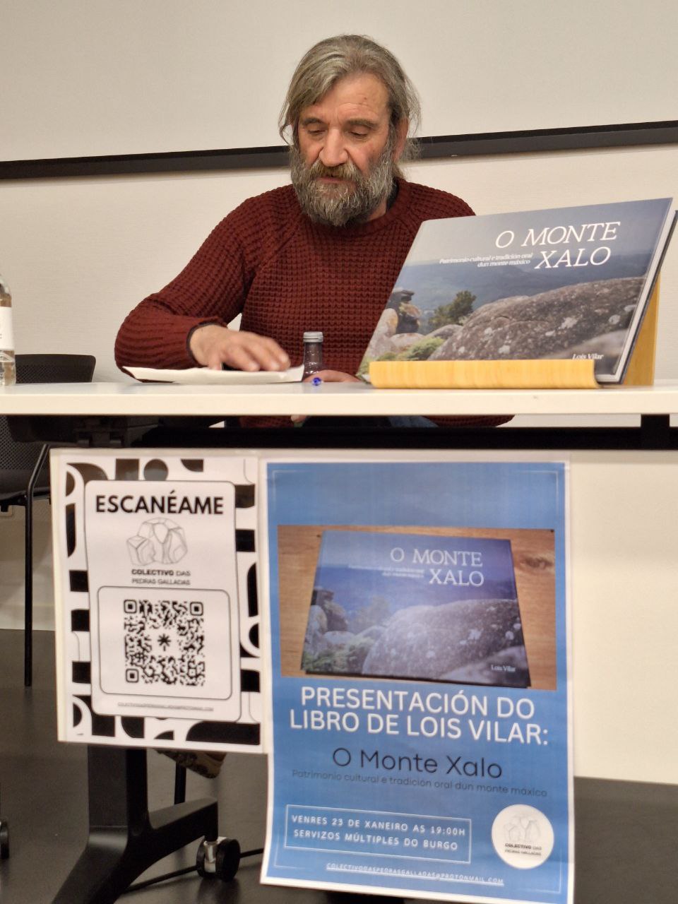 Lois explicando os detalles xeolóxicos e históricos do Xalo