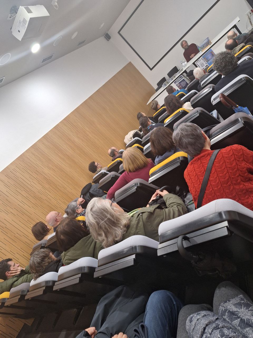 Público asistente á charla de Lois Vilar en Culleredo