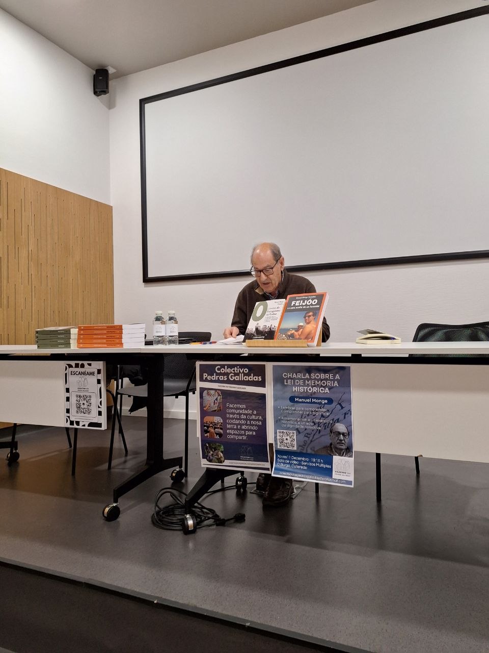 Manuel preparado na mesa cos seus libros